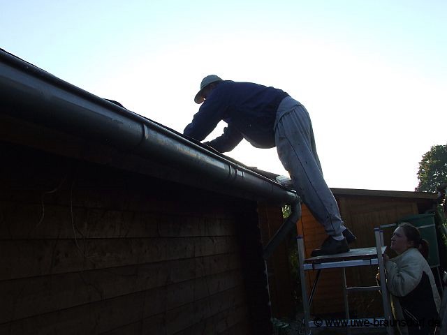Aufbringen zweite Schicht besandete Dachpappe
