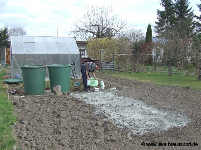 Beete vorbereiten mit Kalk und Urgesteinsmehl