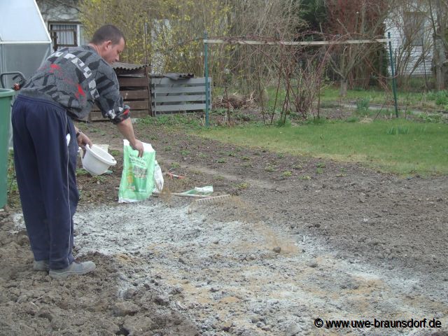 Beete vorbereiten mit Kalk und Urgesteinsmehl