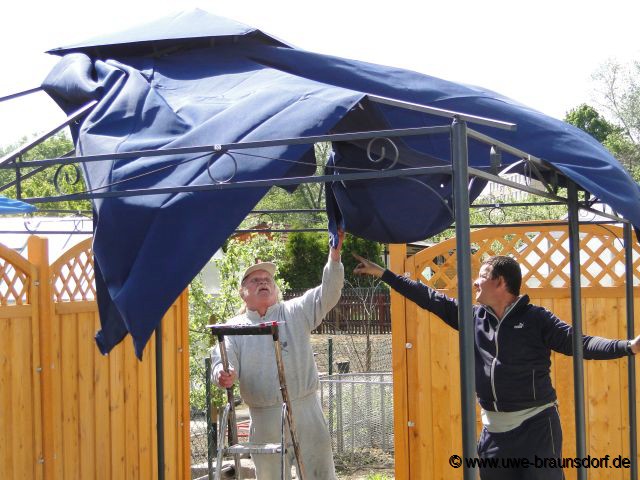 Pavillon aufbauen, hier: Plane anbringen
