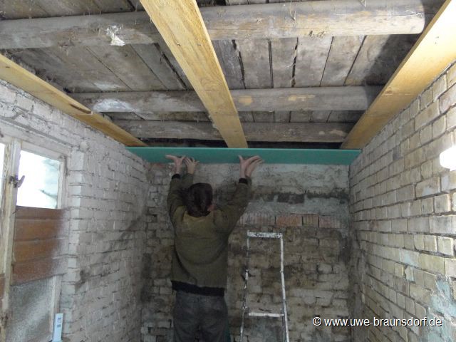 Instandsetzung und Renovierung eines Stalles, hier: neue Gipskaton- bzw. Rigipsplatten anbringen