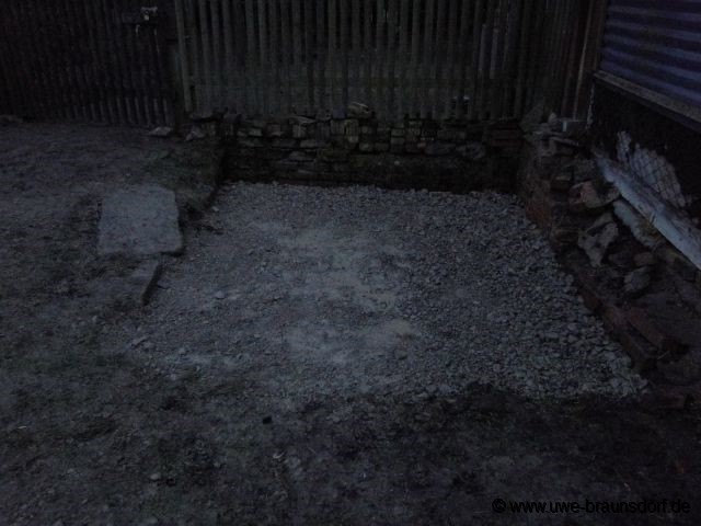 Grube verfüllen, hier: eine Stunde nach dem abkippen (Wasserstand schön gesunken)