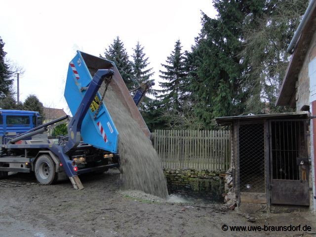 Grube verfüllen, hier: Abkippen Schotter