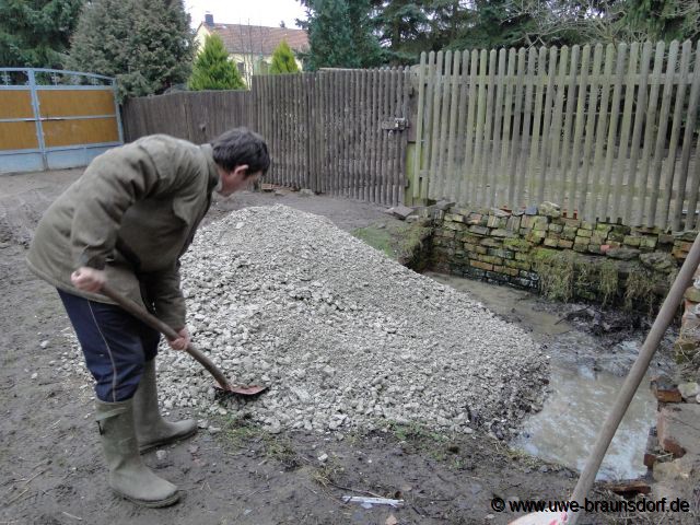 Grube verfüllen, hier: Schotter reinschaufeln